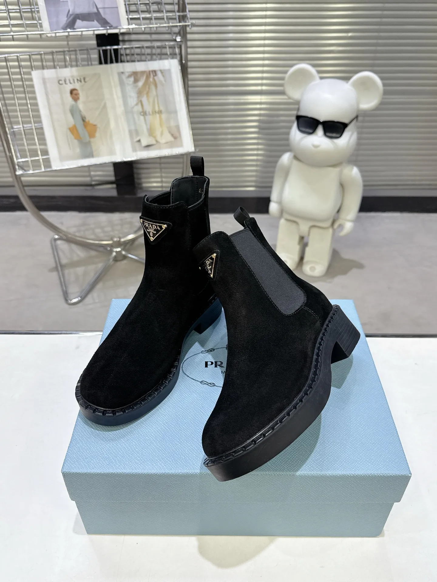 👟👟Ex-factory price 600👟👟 Prada thick-soled retro Martin boots. Elastic elastic, classic thick soles, with triangular buckle. Simple, elegant, fashionable and versatile. Fabric cowhide, open edge beaded cowhide. The lining is made of soft and delicate sheepskin, and the foot feels comfortable. The rubber mold is non-slip and lightweight. Original package sole. Standard size: 35-40. Order 41